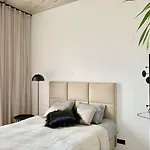 Exclusive In Heart Of Town Апартаменты