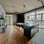 Exclusive In Heart Of Town Apartamento